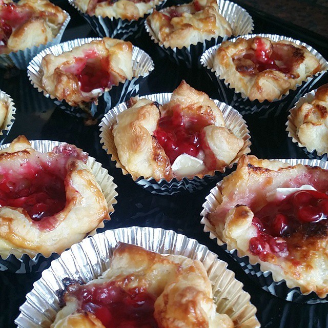 cranberry-brie-puff-pastry-bites