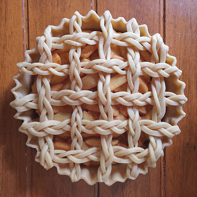 fancy-apple-pie-lattice-braid