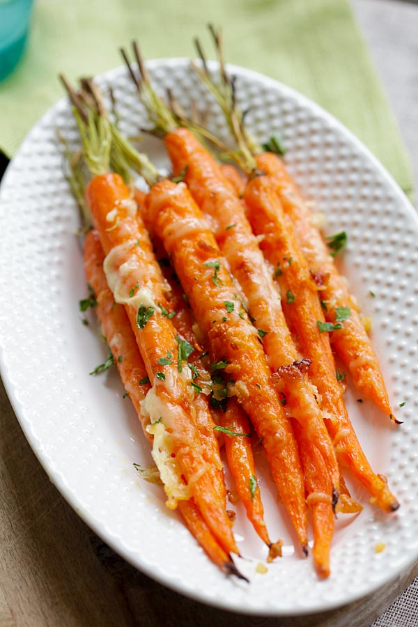 garlic-parmesan-roasted-carrots